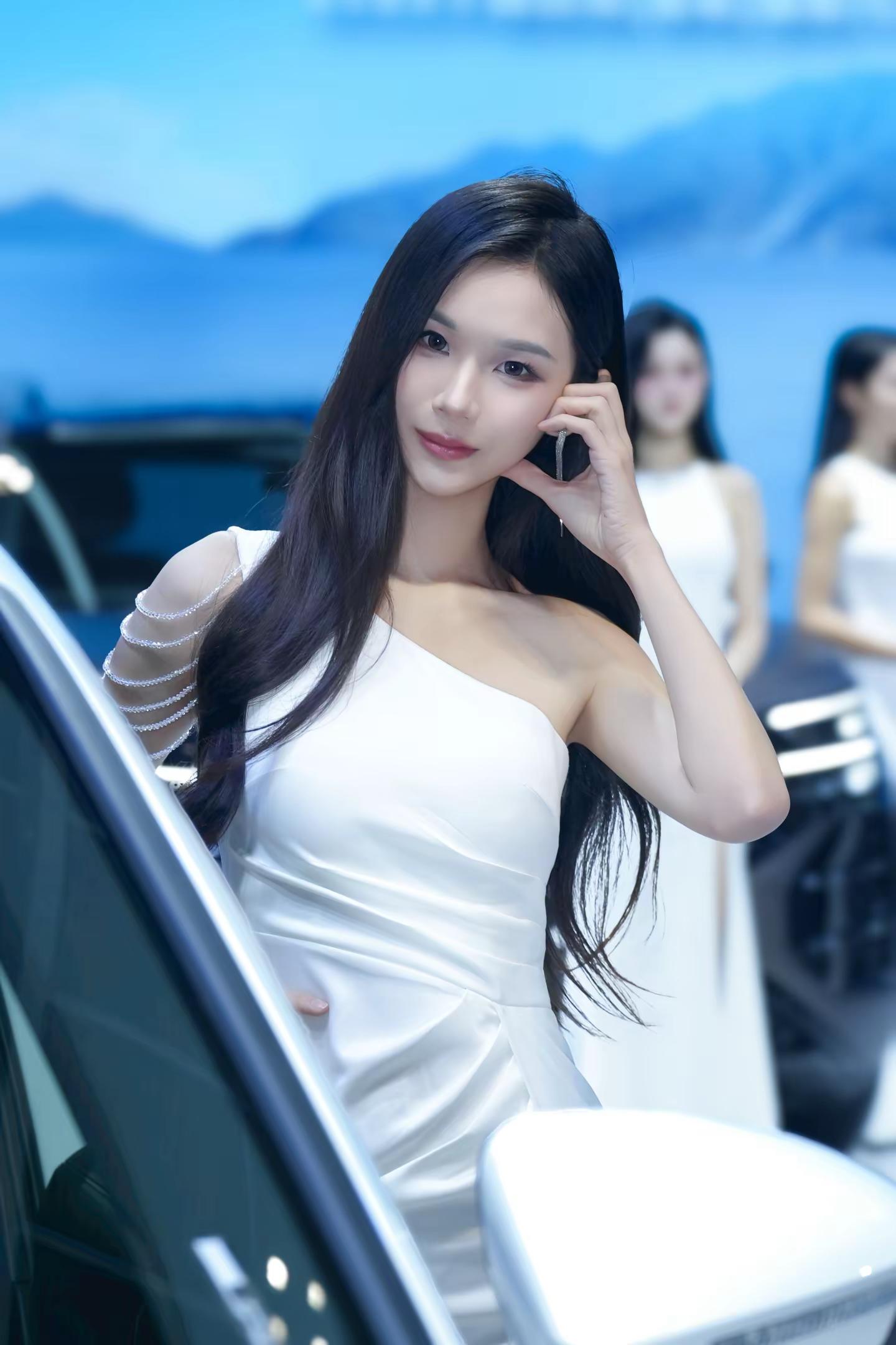车展模特白色裙子也太美了。