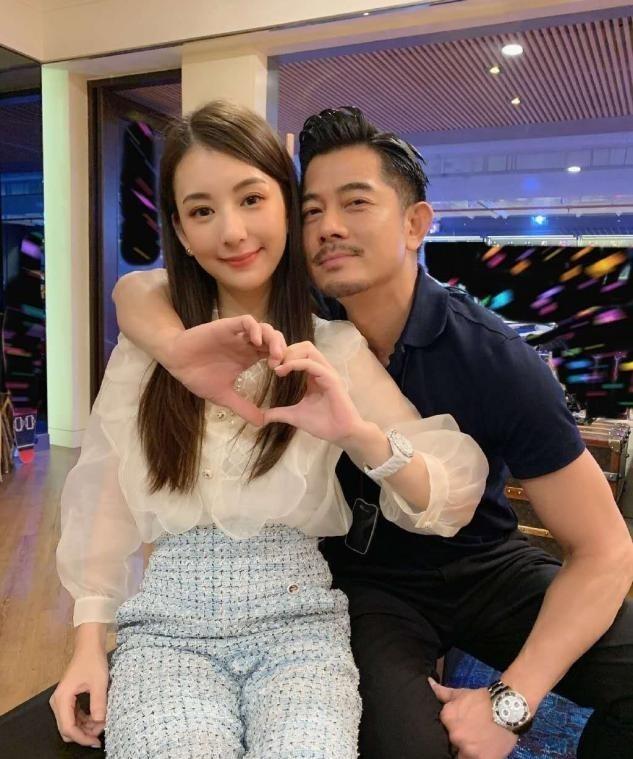 一次，记者好奇地问郭富城：“你和熊黛林同居7年，为什么娶了小22岁的方媛？”郭富