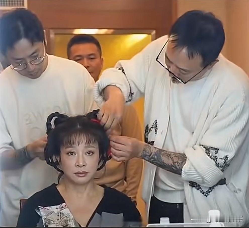 我觉得厉害的化妆师以后也可以改名叫魔术师了吧？75岁的刘晓庆在化妆师毛戈平的一
