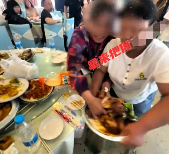 “为了打包个菜，真的不至于！”近日，黑龙江，一酒店，宴席结束后，宾客们还没有走完