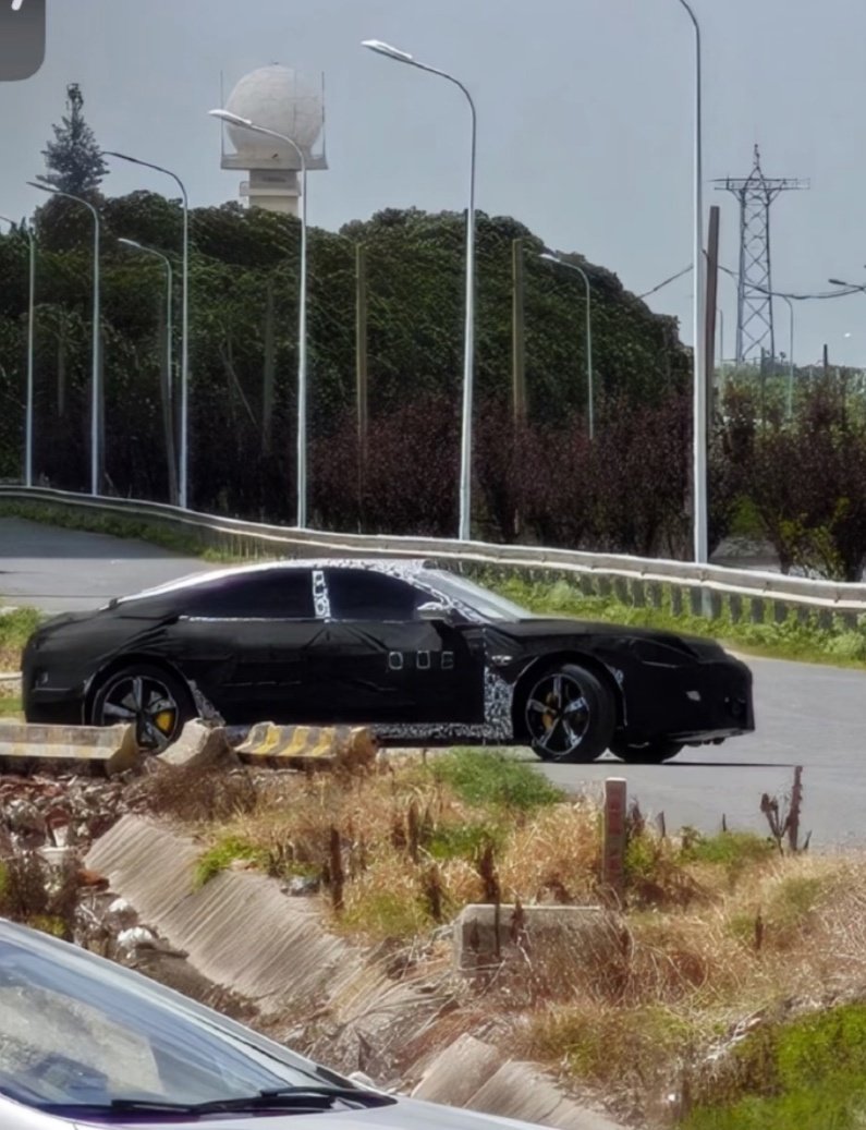 小米也将迎来自己的第一款D级豪华轿车，下图是网友拍到的伪装车，从图里还是能看出修长的车身比例，不知道