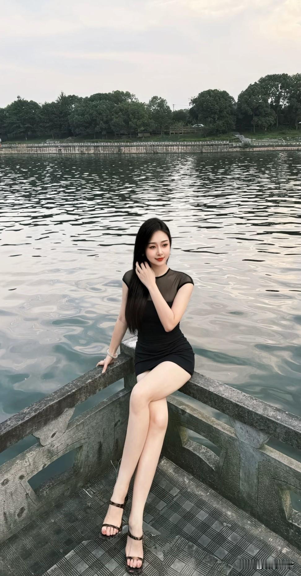 水掉歌头，船上彩云飞。美景佳人人间靓丽风景线手机随手拍记录美好点滴船上美