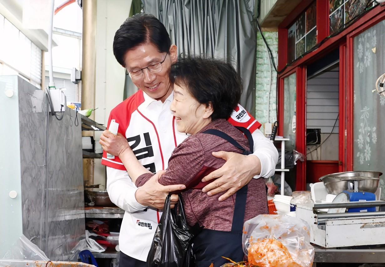 辣眼睛！韩国总统候选人李在明为了拉票现身菜市场品尝小吃、当街购买食物被民众和媒体