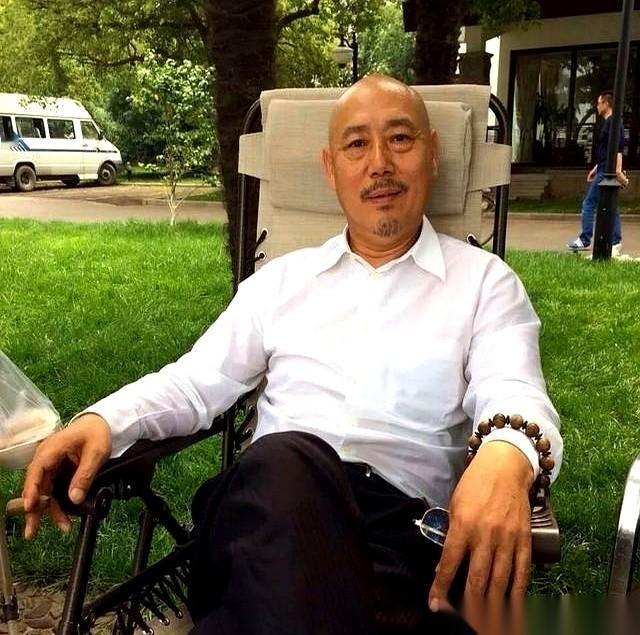 1991年，北京。一个男人，靠倒腾服装外汇，身价过了亿。然后，他把陪自己从服