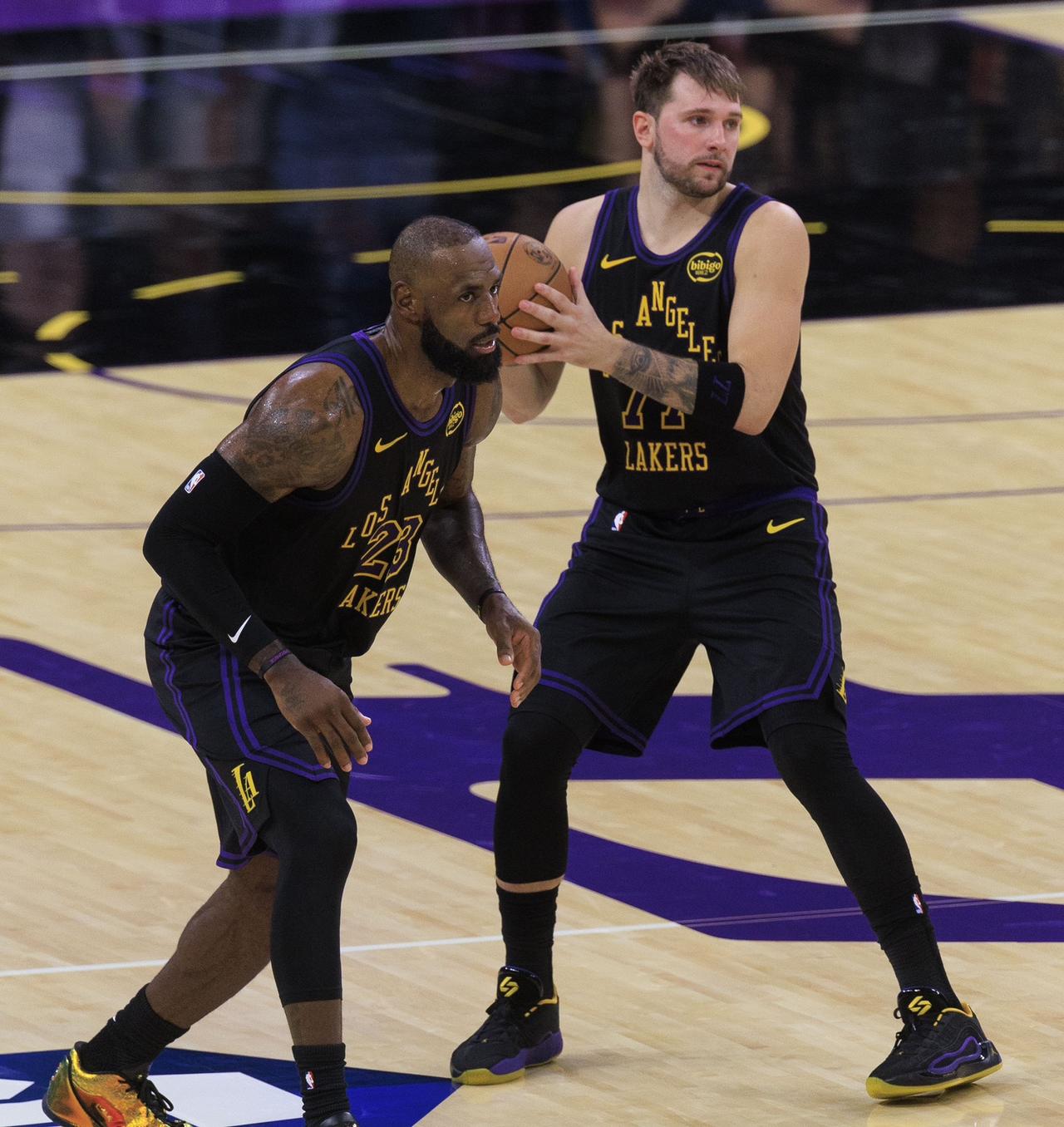 骑士3节投降惨负湖人？从两队第四节的态度，就不难看出，在赛季末冲刺阶段，两队的