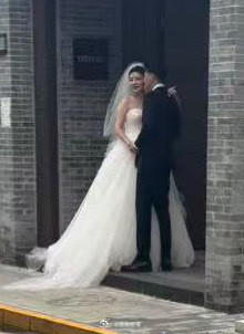 徐冬冬尹子维试婚纱被曝光徐冬冬尹子维试婚纱被曝光！网友在北京胡同偶遇，一人穿婚