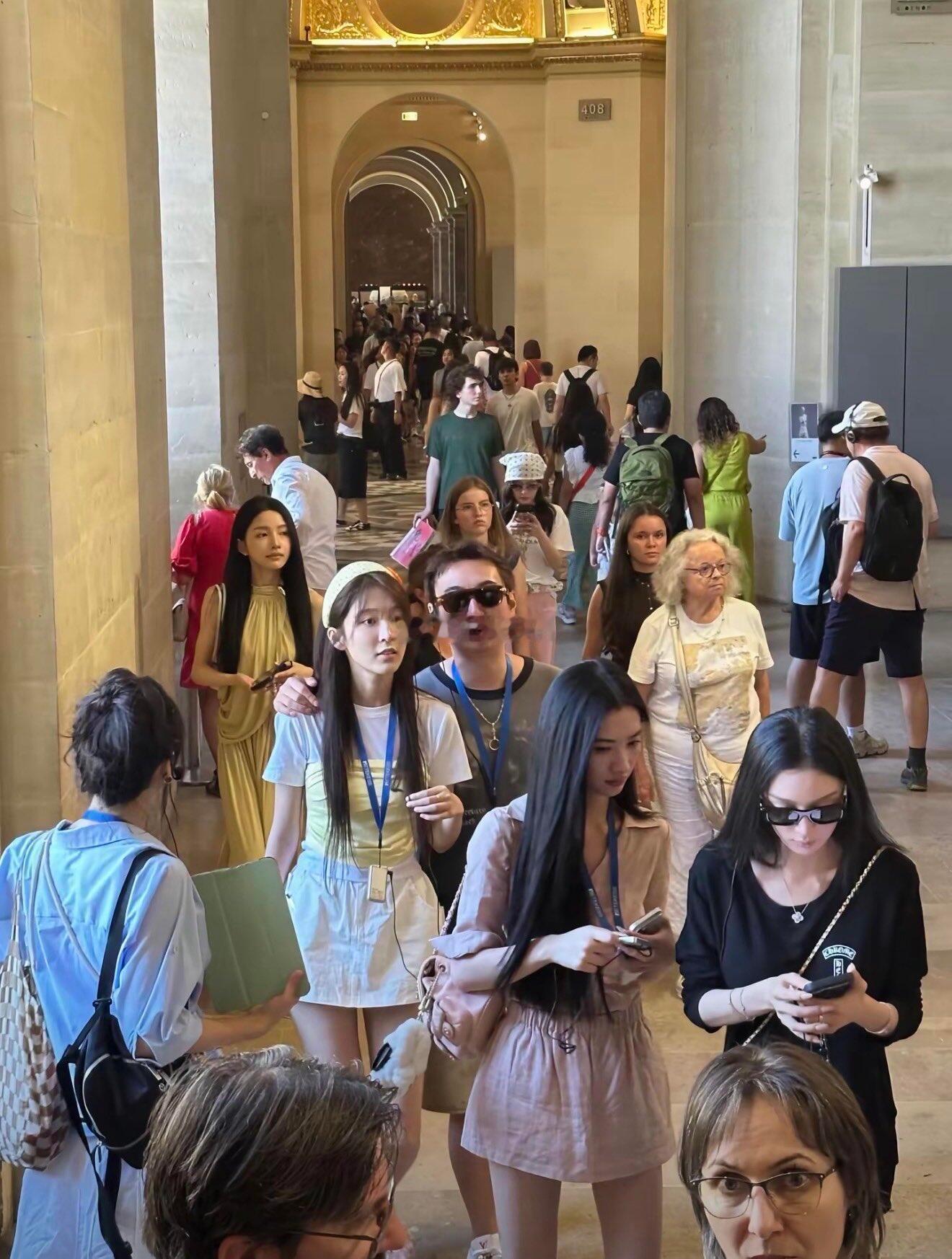 王思聪这是带了几个女生？