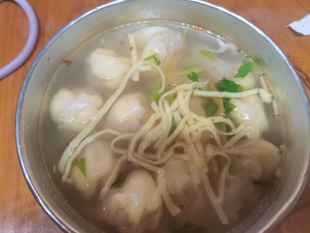今天豪横，在中东大市场吃馄饨，喝豆浆，和买食品，我花了200多元。闺蜜