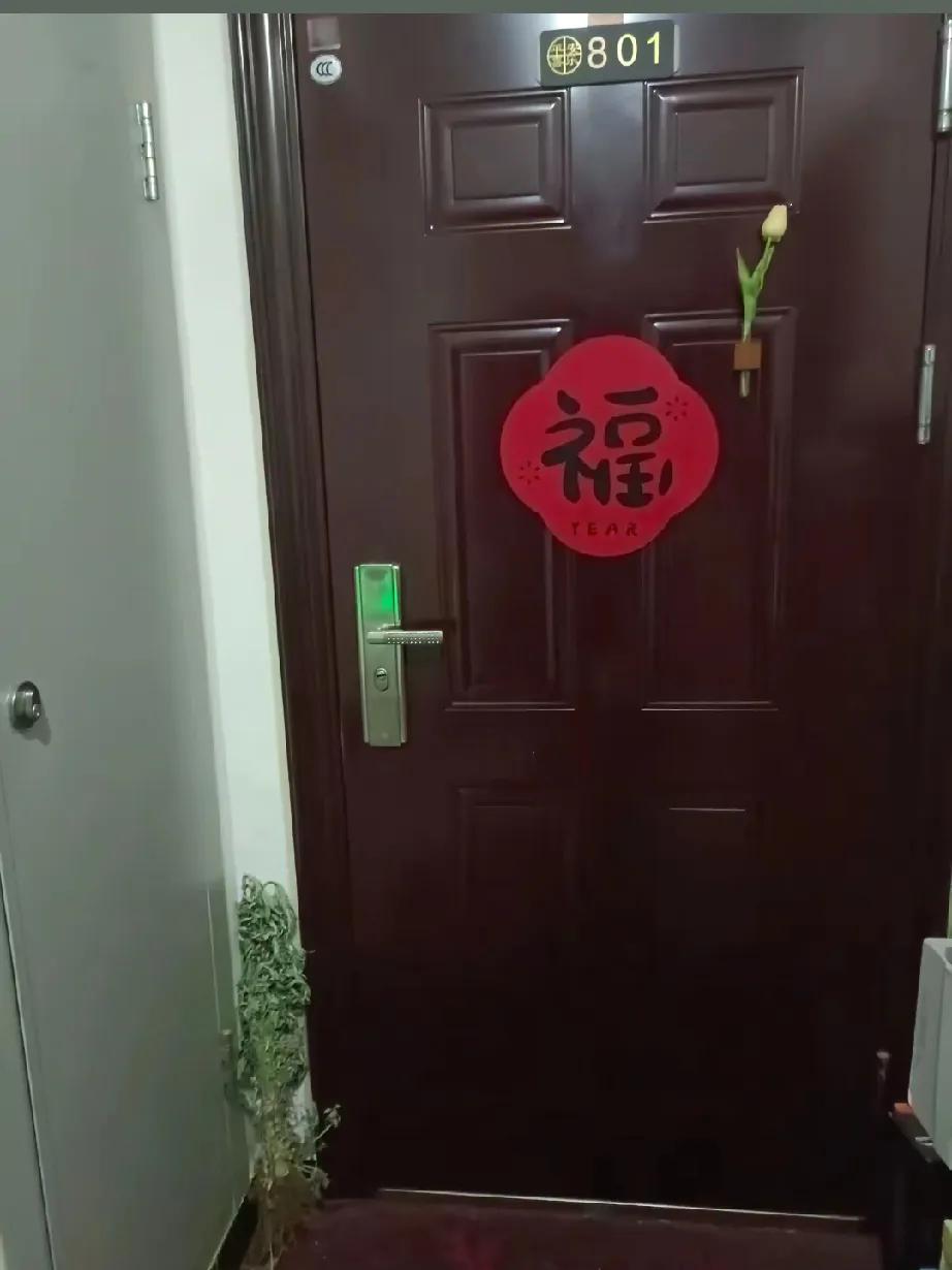 李阿姨和王阿姨是门对门的邻居，却像两个世界的人。56岁的李阿姨退休教师，家里一尘
