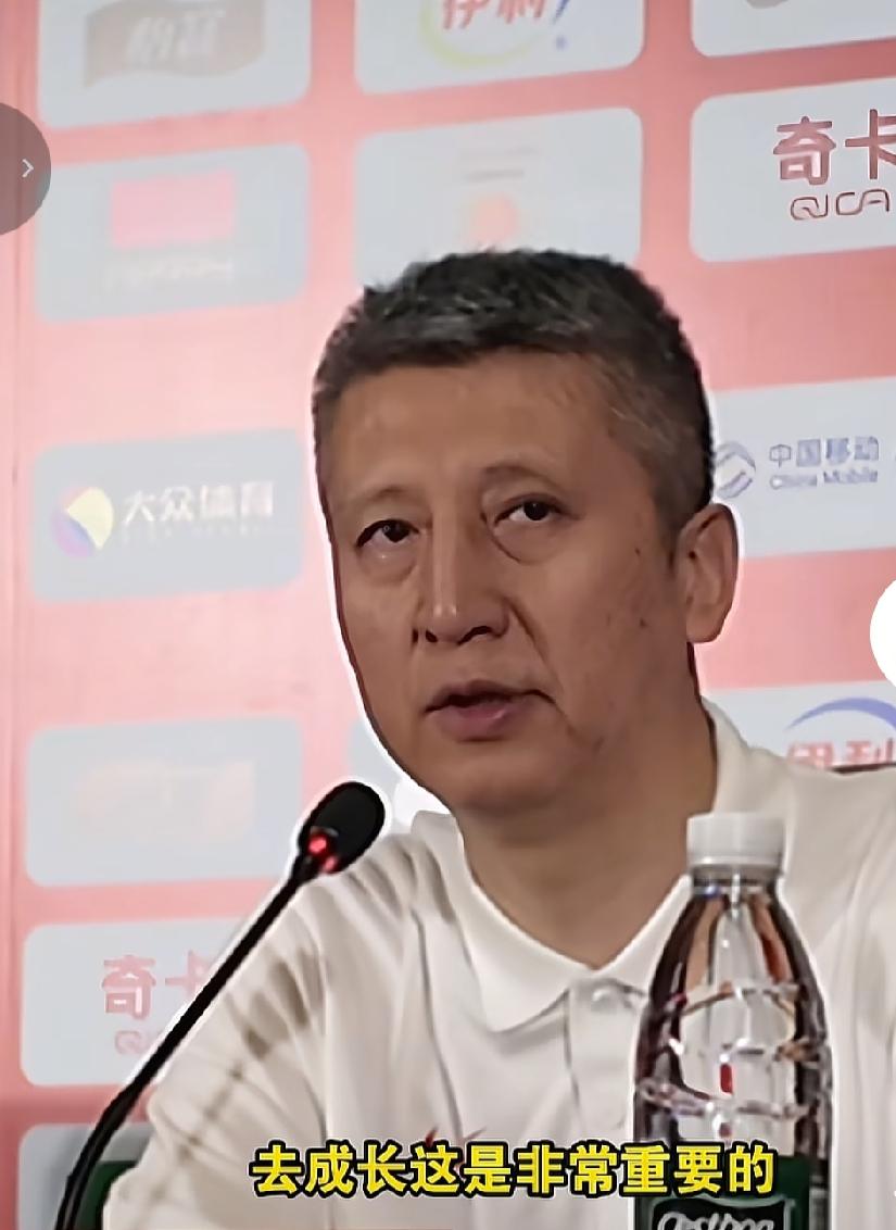 郭士强再谈庞峥麟：失误较多，学会总结。在最后面失误球比较多，全场他失误最多，