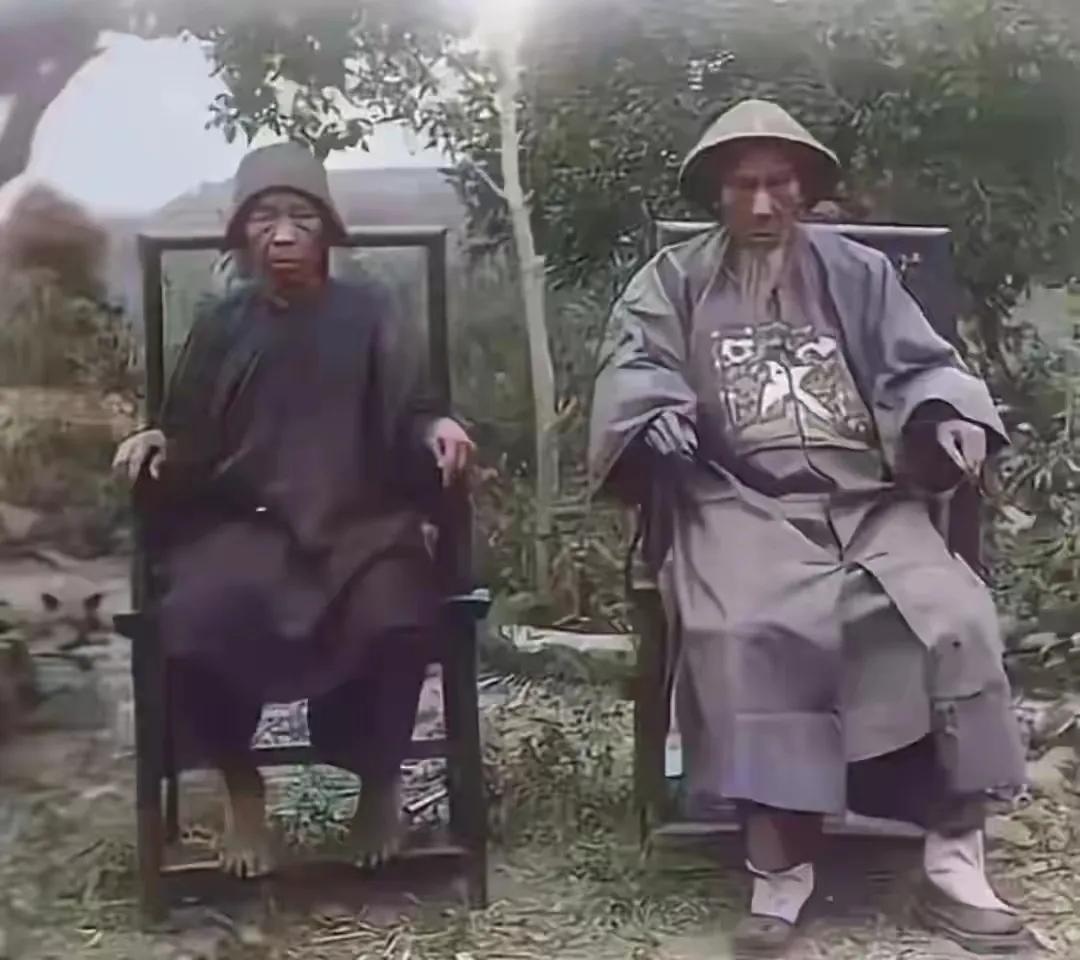 这张照片是清朝一位县长与其夫人的合影。从照片中不难看出，这位县长的生活也并非十分