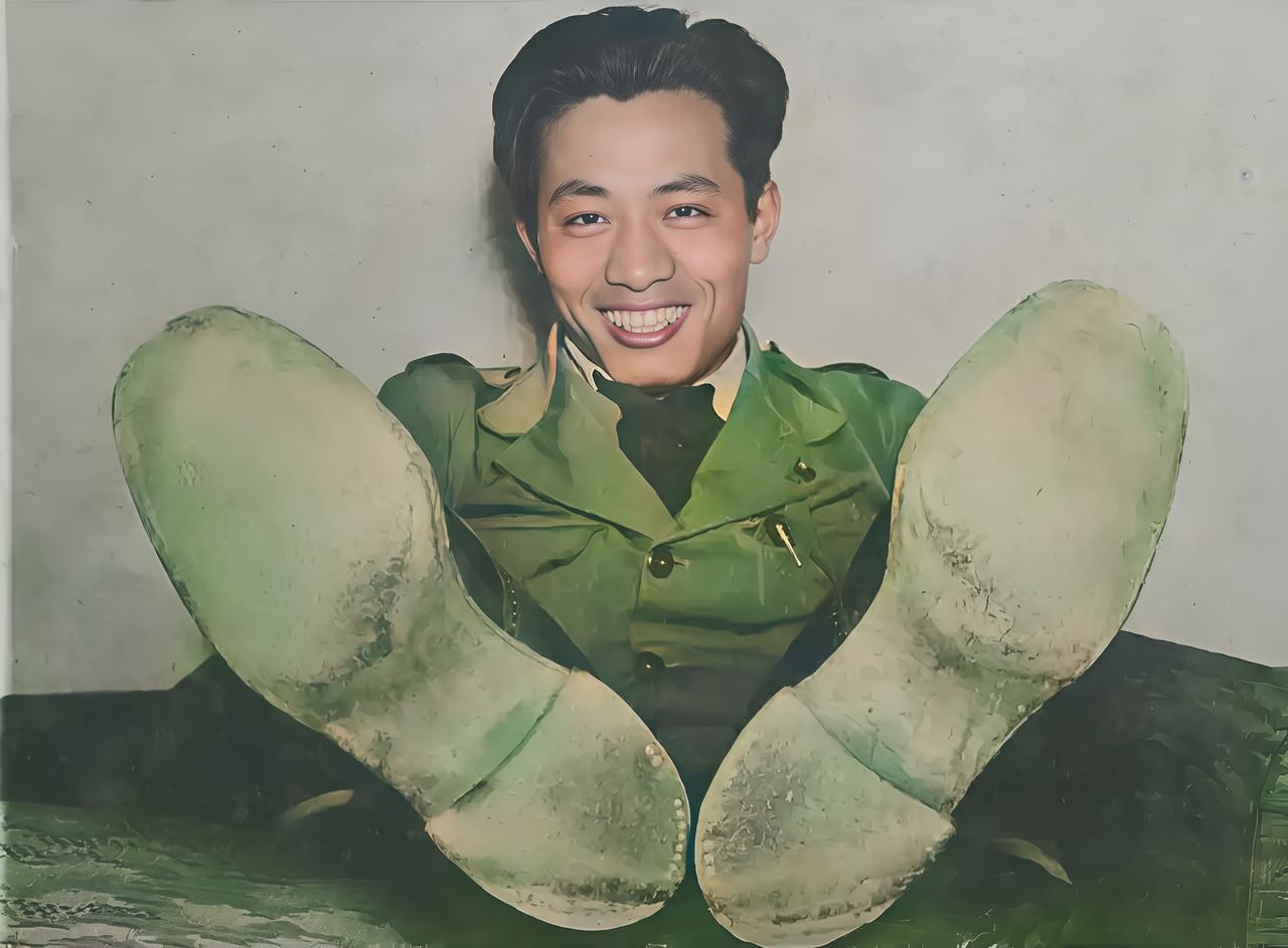 这名男子骄傲地展示自己一双已被磨平鞋底的皮鞋。这双皮鞋陪着他穿越了四十多个国家，