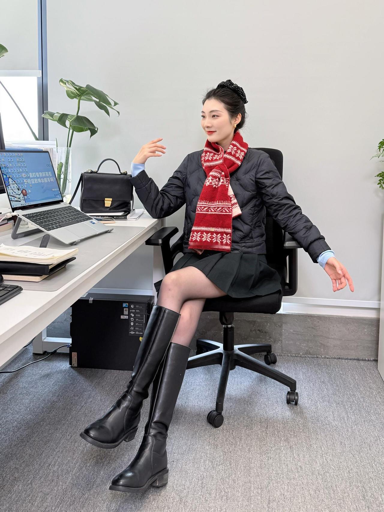 领导的穿搭｜圣诞氛围感有啦🧣领导是懂圣诞氛围感怎么拿捏的🥰一条小围巾就够