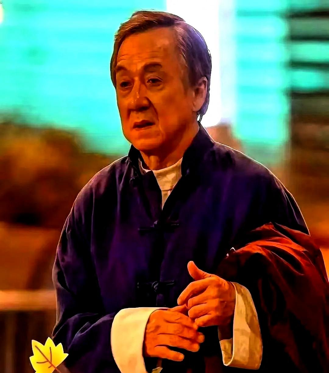 你说逗不逗，一个打了一辈子，从香港打到好莱坞的男人，71岁了，坐拥30亿，居然连