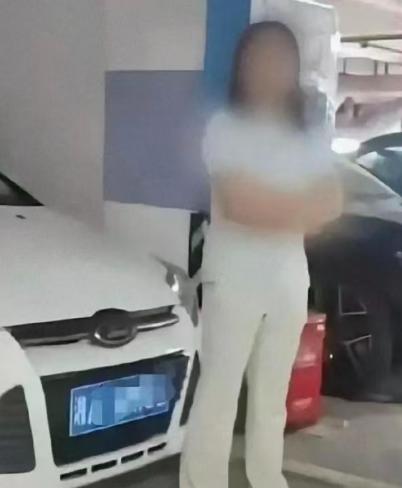 终于明白湖南女车主为什么道歉还提一堆要求了，小区业主说出了原因。就在闵先生发视