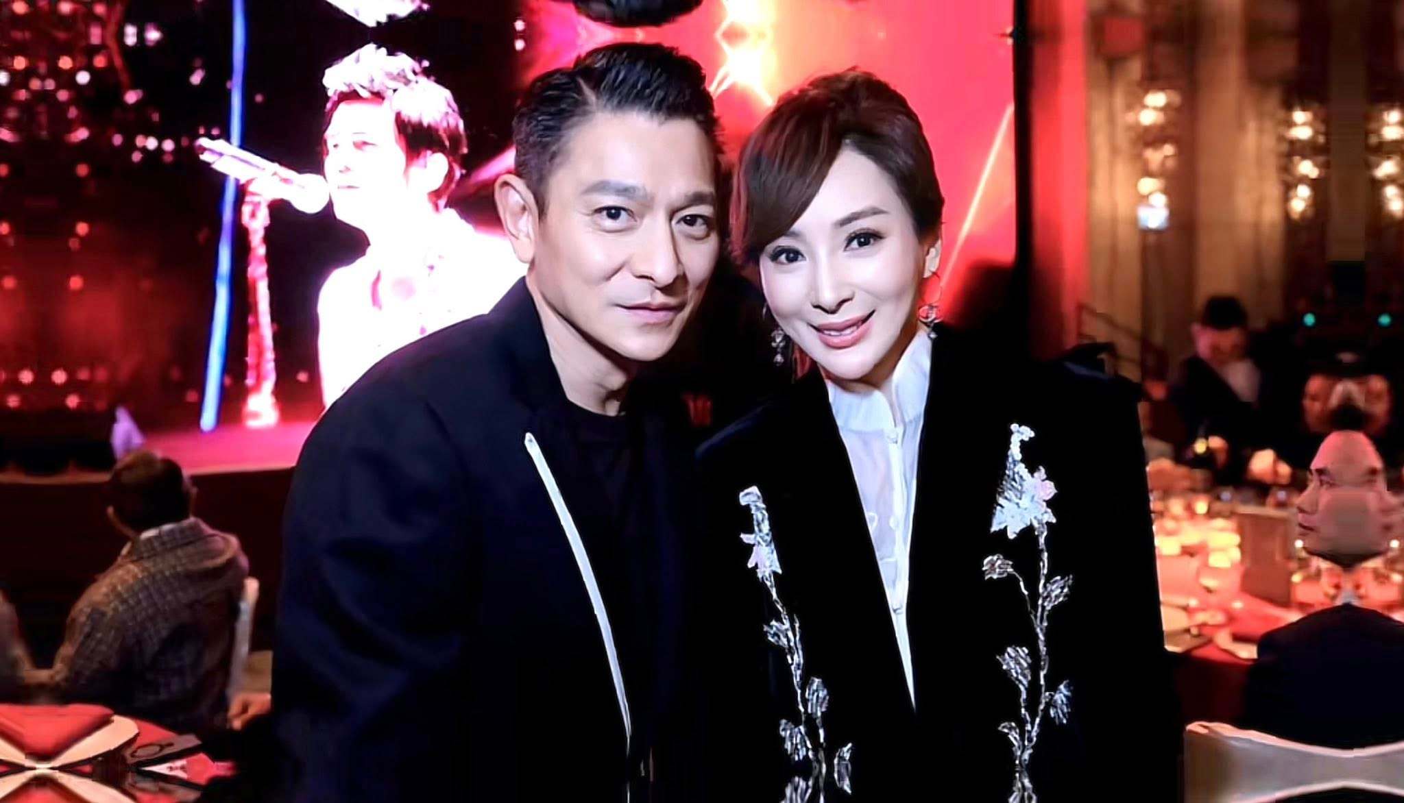 香港艺能集团40周年庆，华仔拍了不少合照。跨年电影愿