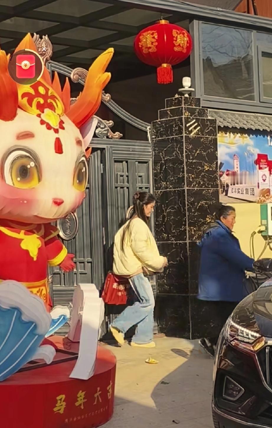 大衣哥的儿媳妇被大衣嫂宠成了公主，每次出门的时候，大衣嫂要把媳妇送出来，并