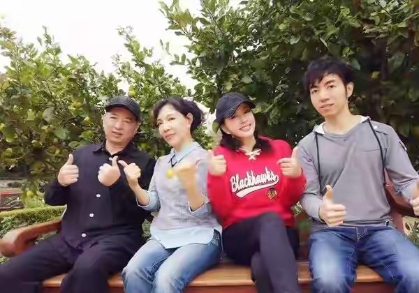 刘晓庆亲妹刘晓红终于出面反击了！针对外甥造谣刘晓庆离世一事，她澄清外甥并非表姐抚