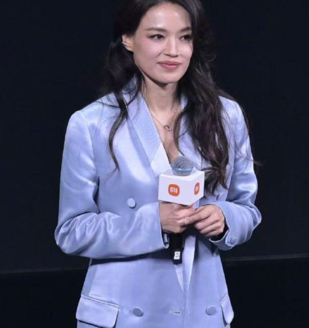 最近大家都在聊章子怡的脸肿得大家都快不认识了通稿说是为了新戏增肥20斤，可在昨