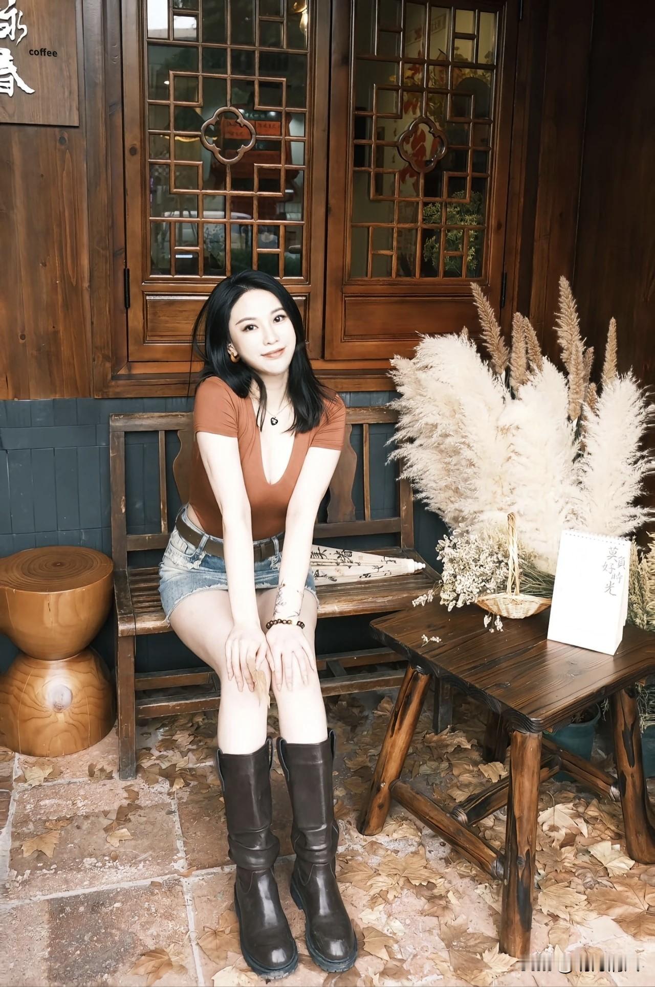 每次在咖啡店想拍张照，是不是总觉得有点别扭？要么姿势僵硬，要么表情不自然，拍出来