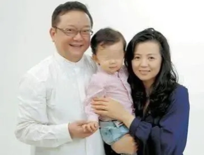 2006年，58岁的王刚娶了小他20岁的郑艳东，新婚当晚王刚对郑艳东说：“我一把