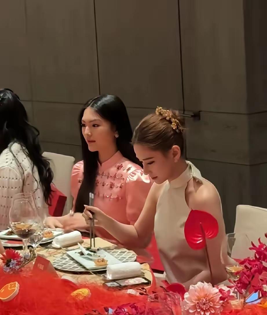 王诗龄这孩子也真够听话的！又跟着李湘参加社交了！十几岁的孩子怎么就能做到每天