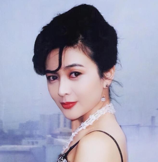 关之琳曾在采访里说过一句让全场哗然的真心话：“我这辈子什么男人都试过，单身的、有