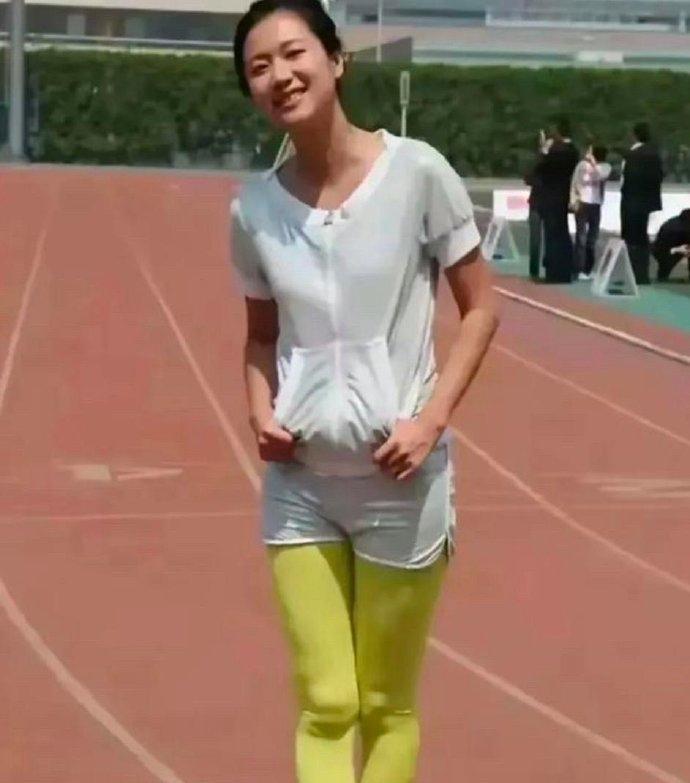 徐静蕾的大学时候样子，皮肤虽说有点黑，但她绝对称得上是美女。