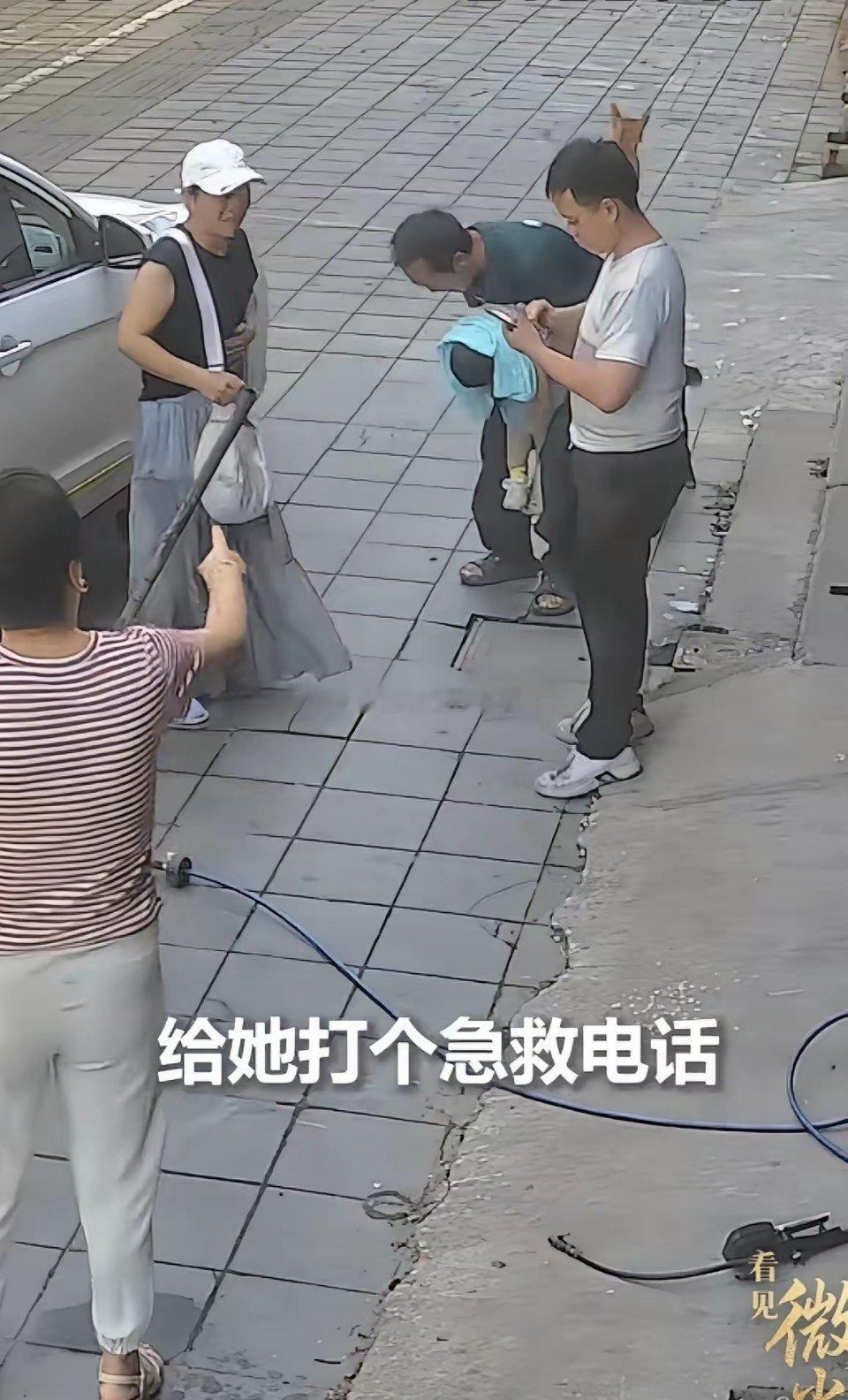 上人民日报了！几百米，一路喊“救命”，没人会急救。最后把孩子从窒息边缘拉回来的，