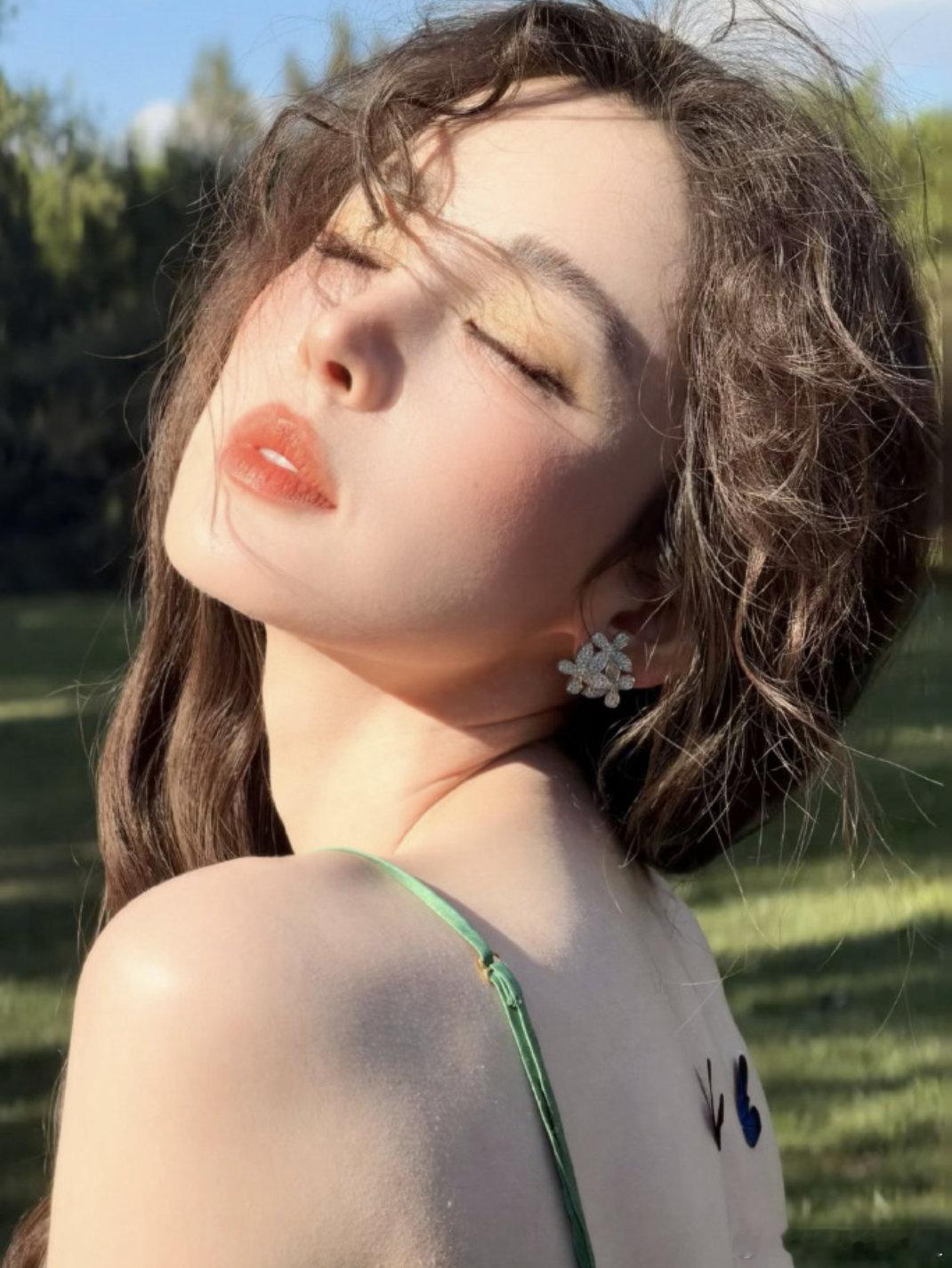 娜扎混血洋娃娃娜扎这组绿意满满的林间大片，温柔光影衬得她愈发温柔，穿搭清新尽