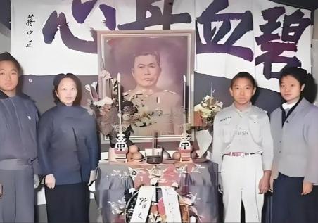 1949年，国军中将邱清泉战死后，他的妻子叶蕤君来不及哀痛就慌不迭地带着孩子们南