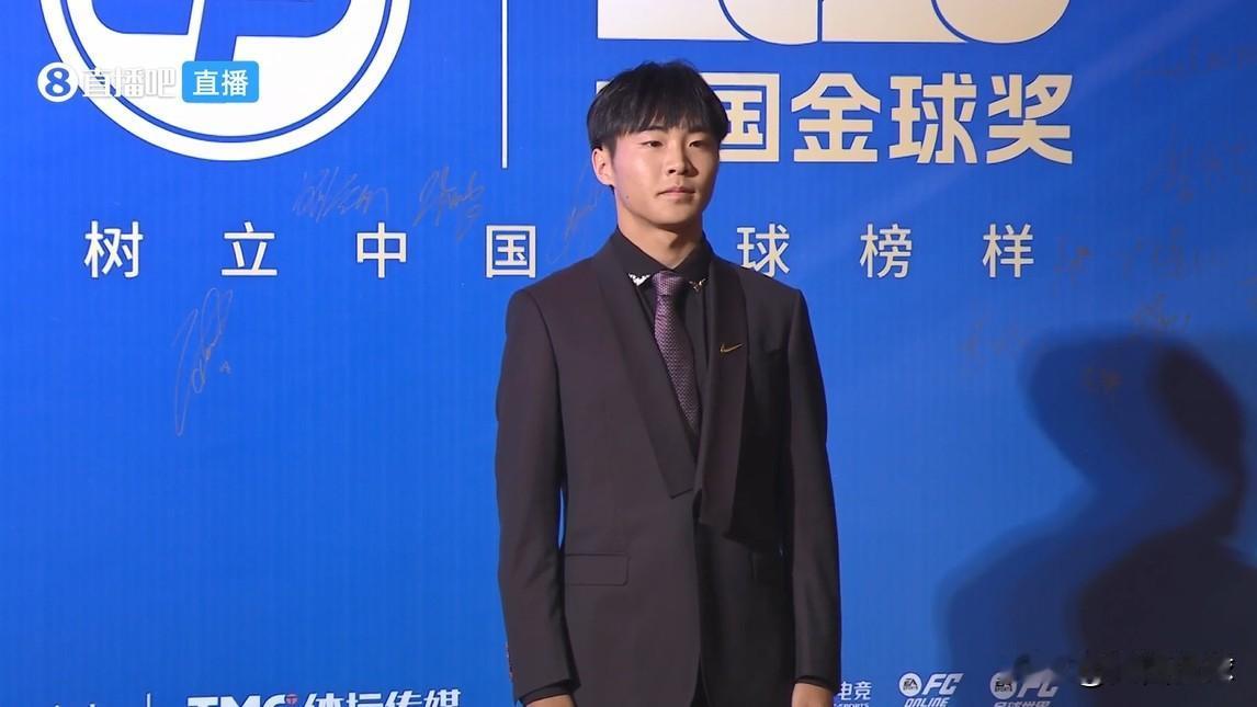 6月18日就完成注册，6月20日代表成都蓉城一线队出战足协杯完成首秀，这不是开玩