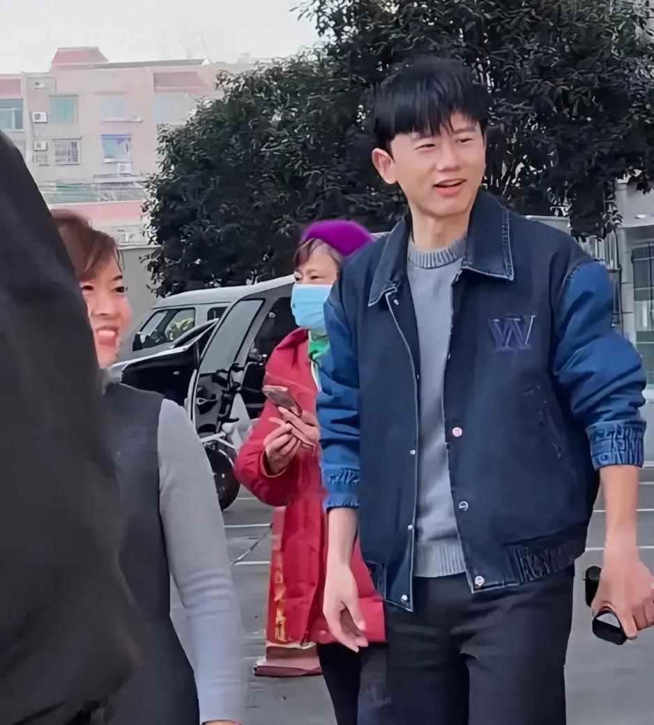 成都街头差点炸了，我挤进去一看，还以为是哪个男大学生。定睛一瞧，竟然是41岁的