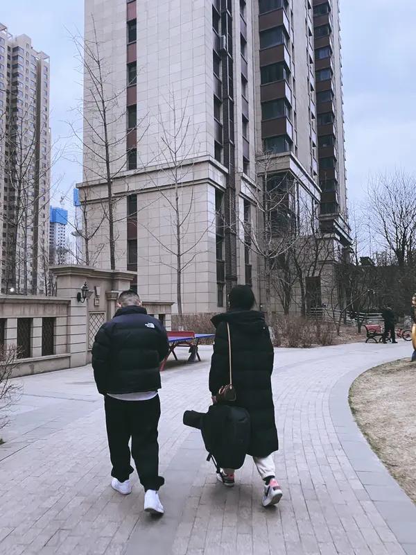 有人爆料岳云鹏的上衣价值7万块钱，鞋子价值1万块钱。当然，从常理来说，大家心生