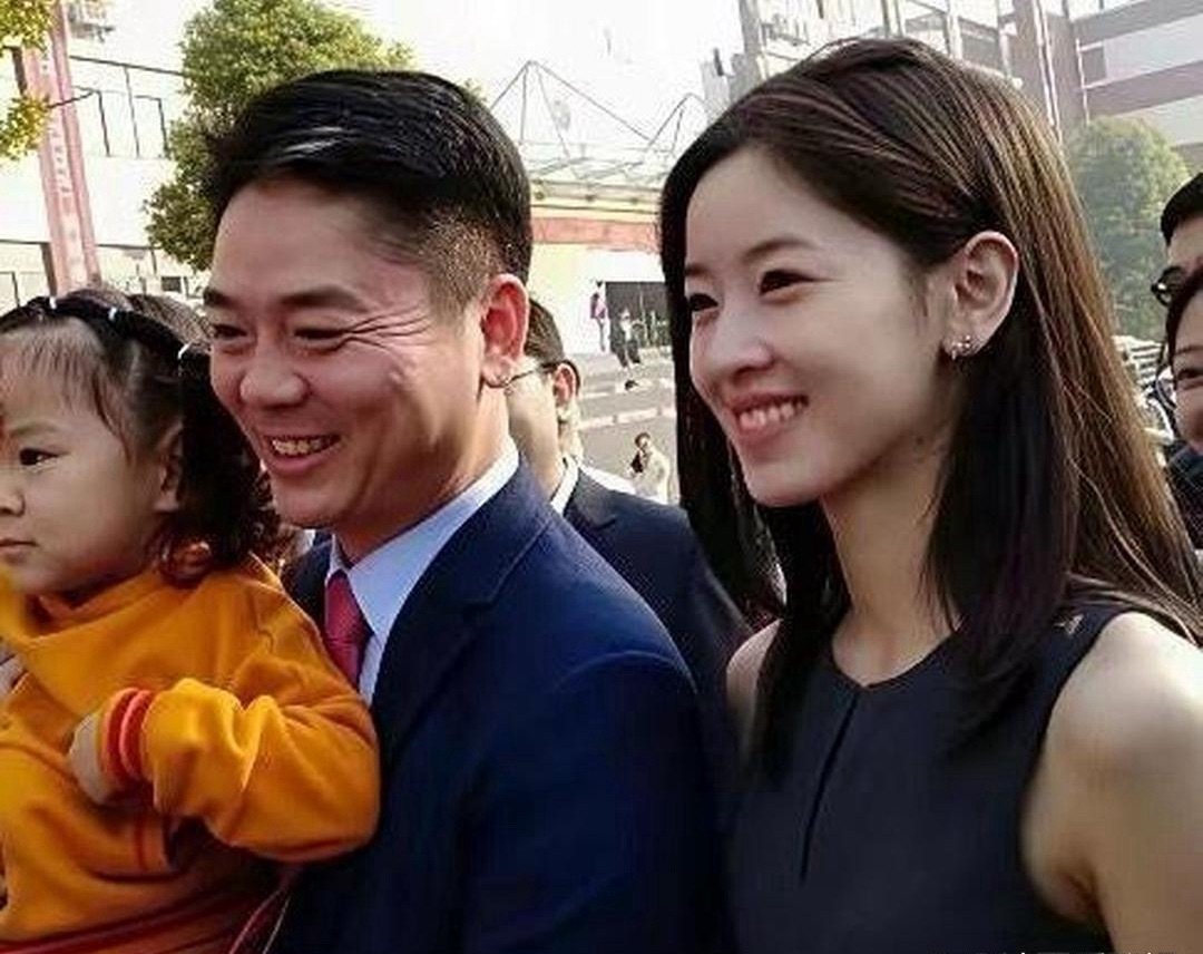 刘强东章泽天夫妇抱着大女儿回老家时的一幕，父女俩长得简直一模一样。