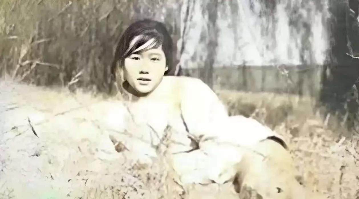 1938年5月，台儿庄战役中，女护士刘守玫正要抢救受伤的连长。突然，一个军官挥刀