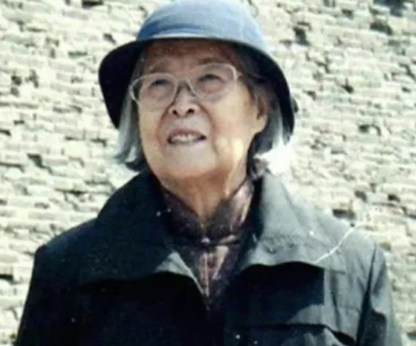 1949年，北平成功和平解放，傅作义的女儿傅冬菊可是解放的大功臣，可就在全国解放