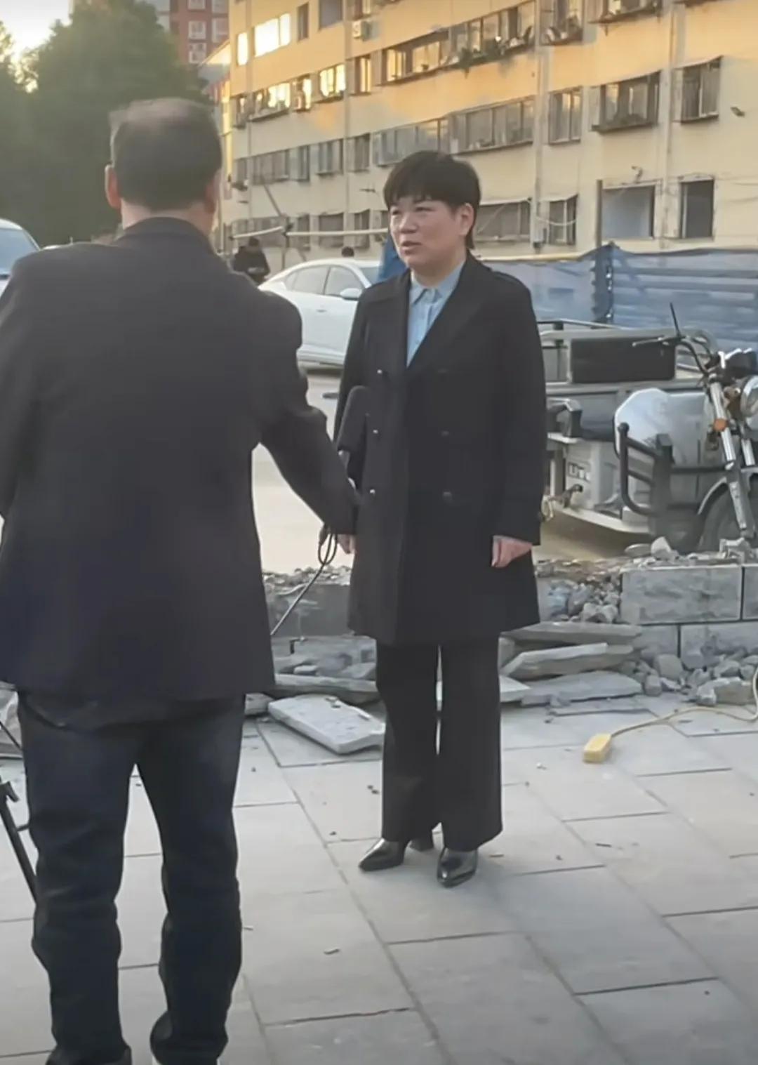 看来南阳市经十路小黄楼拆除近了，这不女领导都接受采访了！等了这么久，终于是等