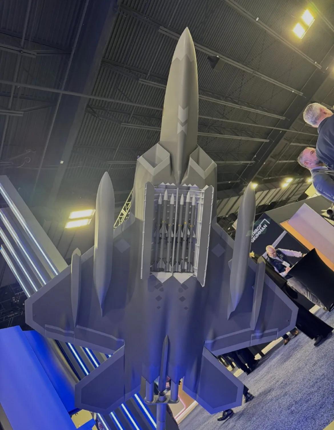 2026美国空军协会战争研讨会上，洛克希德·马丁公司展出了挂载隐身副油箱和IRS