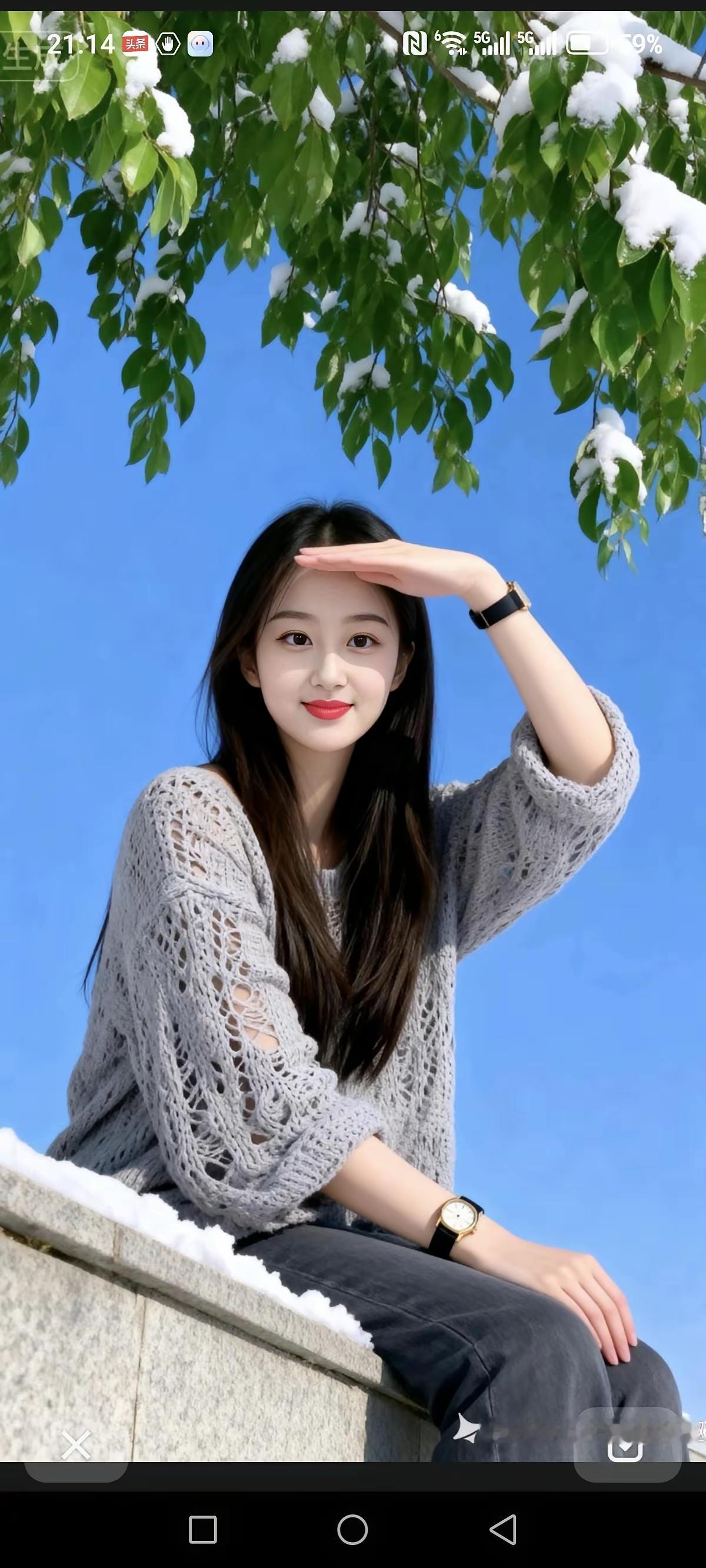 冬日暖阳下的少女，微笑着享受阳光的温暖。