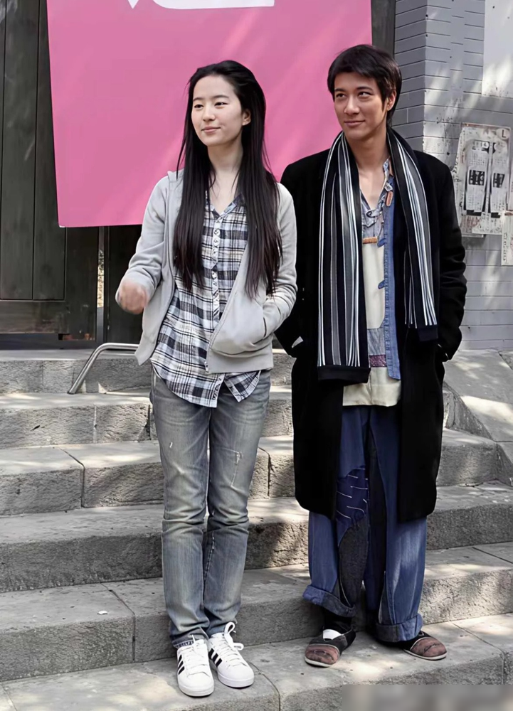 这张16年前的路透，把刘亦菲的美杀疯了！是2010年拍《恋爱通告》的片场旧图，刘亦菲素颜扎低马尾，满
