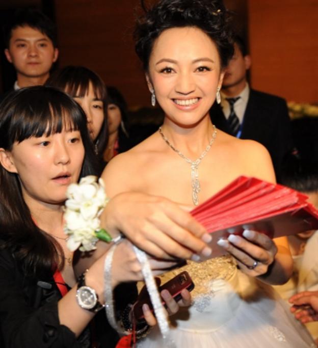 2010年，当女演员罗海琼步入婚姻殿堂时，罗海琼以为一切都会像童话故事般完美，却