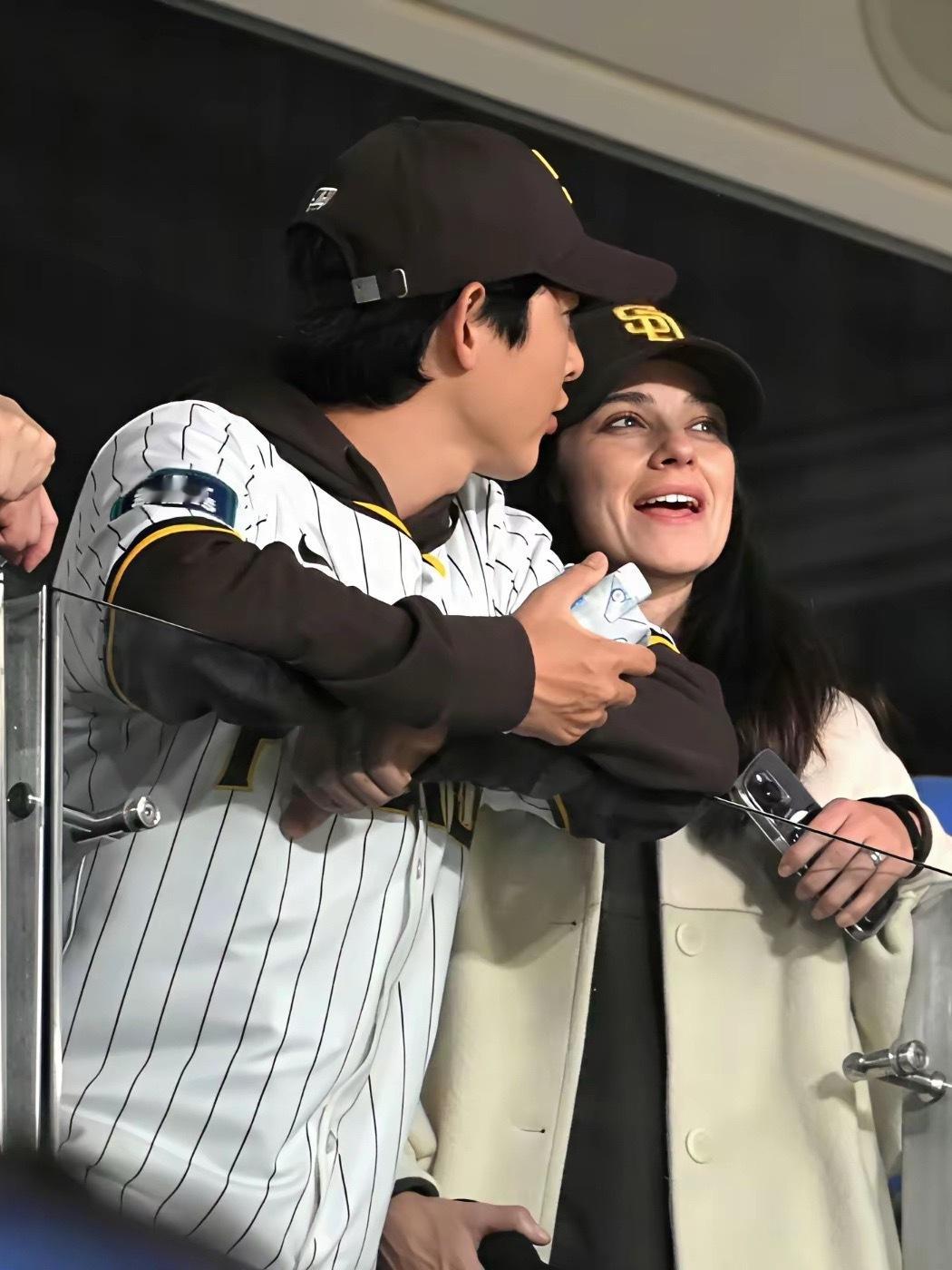 宋仲基妻子凯蒂只比他大了一岁，欧美人到了四十岁以后是真的显老啊，不过和现任妻子儿