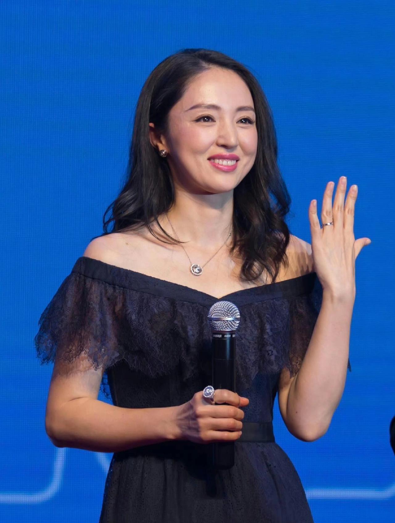 董璇跟着张维伊去大同办婚礼，大同是张维伊老家，董璇属于人生地不熟，结果到大同，婚
