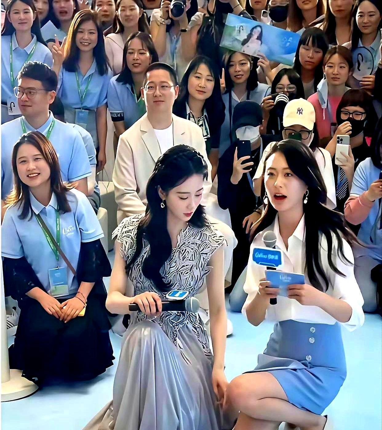 你以为女明星只活在聚光灯下？杨幂的一个动作，撕开了所有伪装。节目中女主持穿短