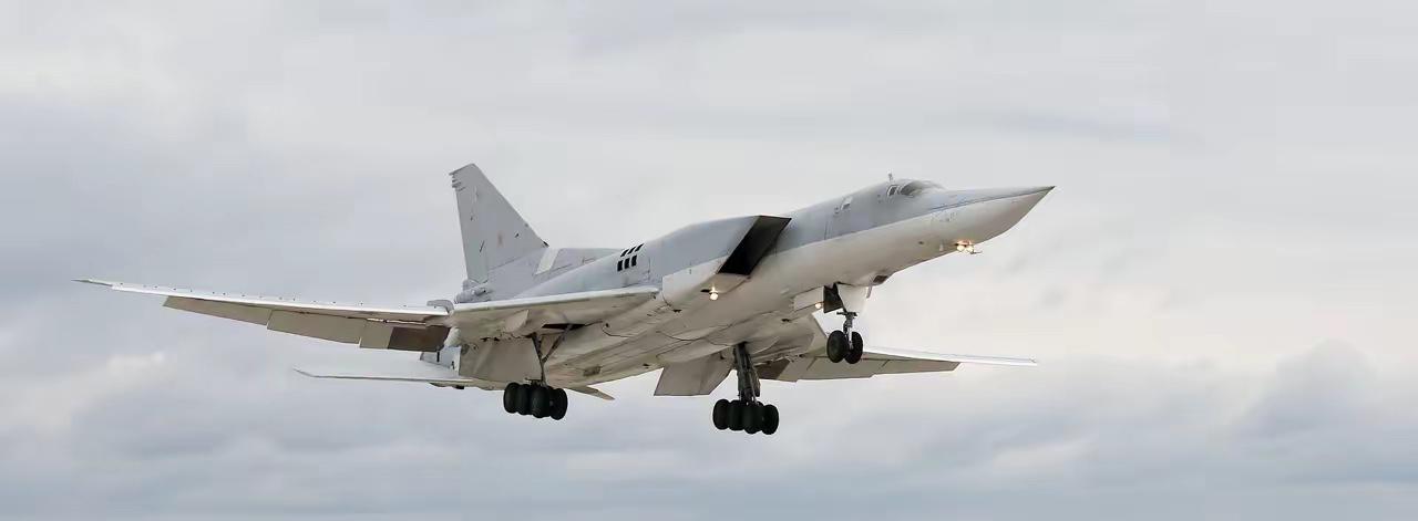 俄罗斯图-22M3轰炸机在波罗的海上空飞行昨天也就是4月20日，俄罗斯国防部