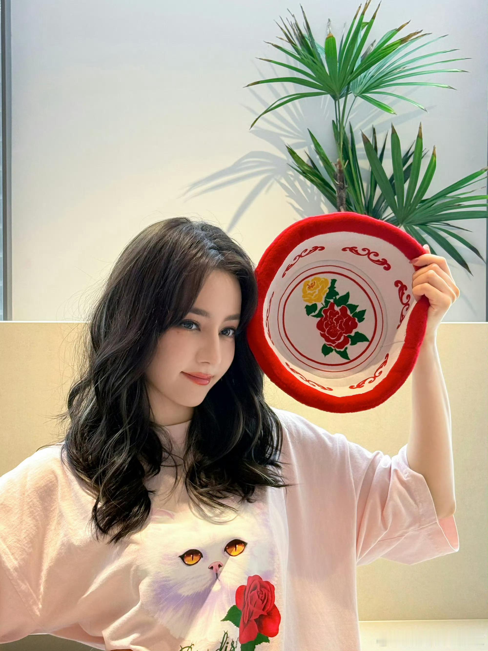 迪丽热巴明示迪丽热巴晒搞怪自拍配文我爱独处时光，大花盆帽子画风很有趣，文字态度很