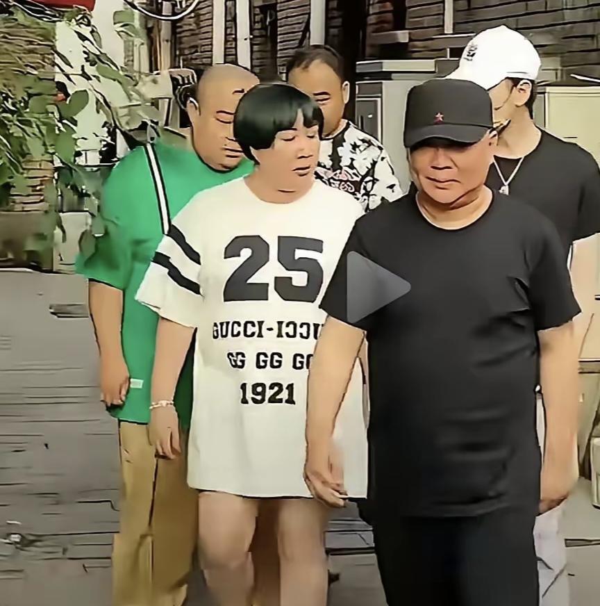 郭德纲风波后首次低调出行，戴着黑色帽子，帽子上镶嵌红色五角星郭德纲风波后头回被