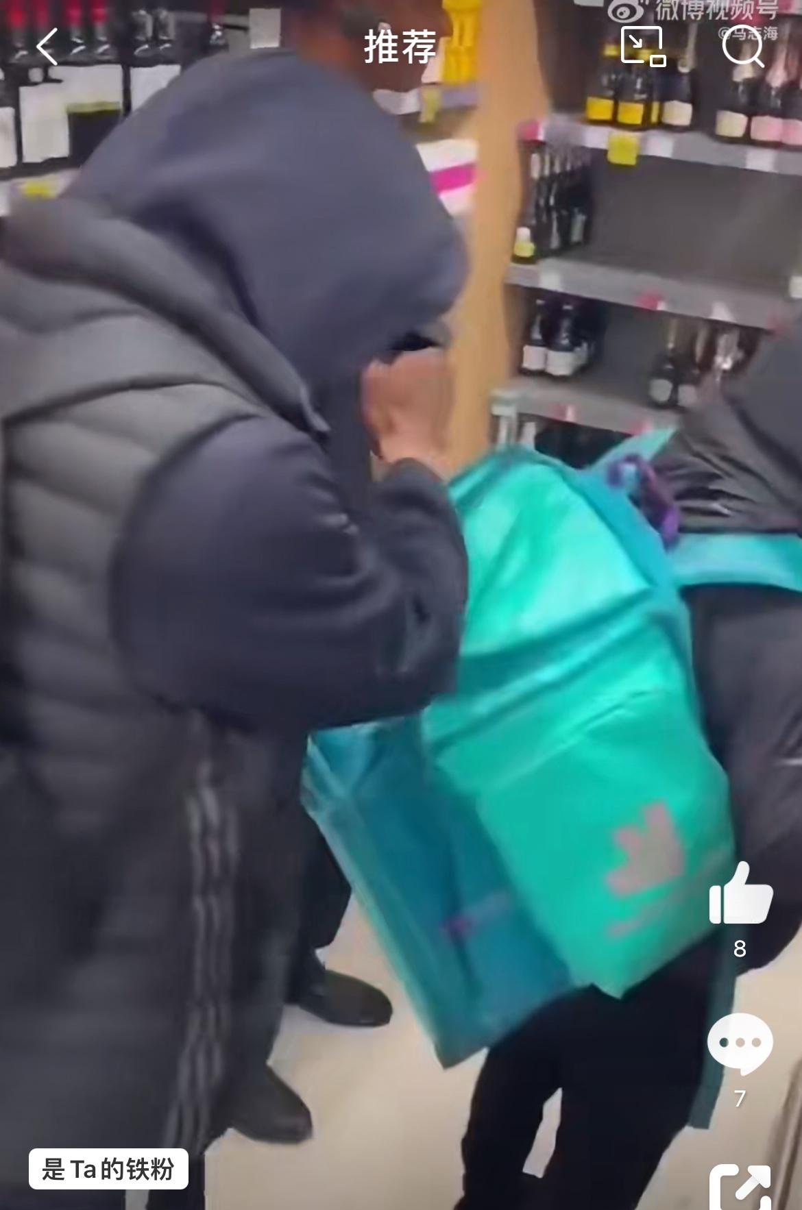 带你们看看黑人兄弟英国超市零元购，和推购物车买东西没两样，因为店员和保安不敢制止