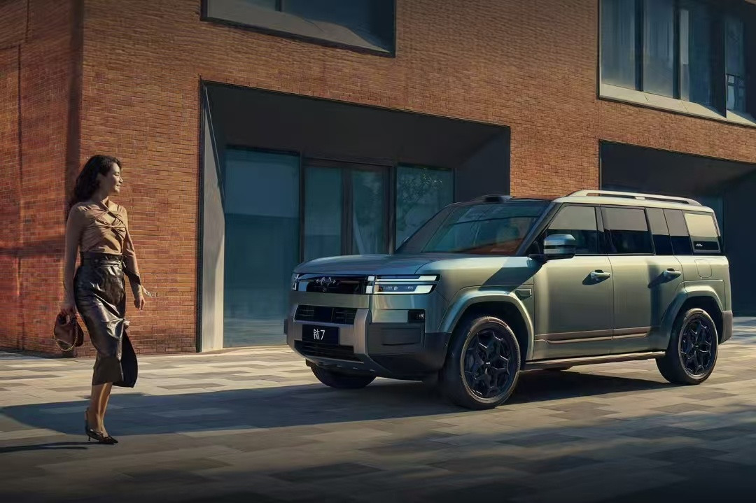方程豹钛7首次OTA直接把“车”变成“生活搭子”了啊！日常通勤喊一嗓子“上班”，
